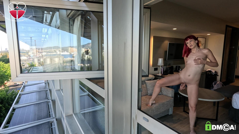 Candystart Videos: Exhibicionismo la masturbación en la ventana