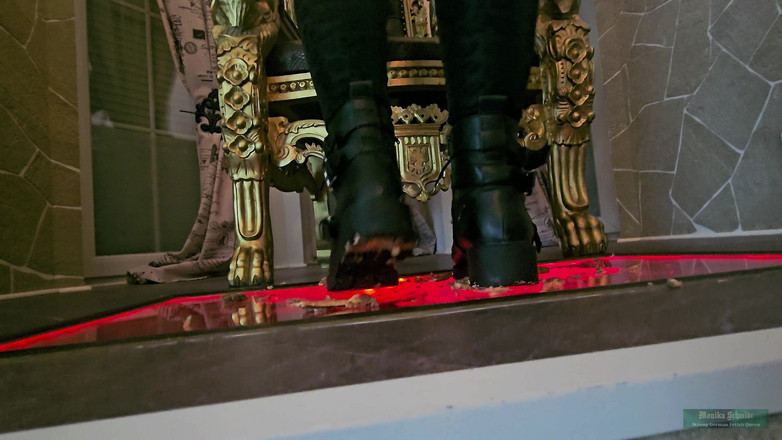 Strict Senz: Monika Schmidt Hamburguesa Aplastante Giganta Escupiendo La Adoración De La...