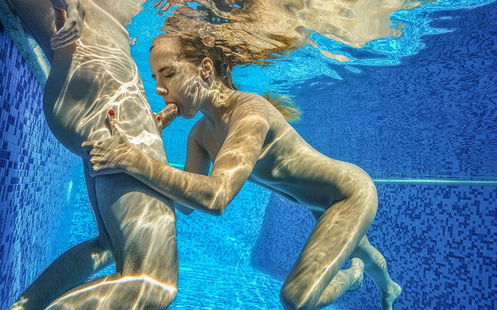 AproductionA: Mona Blue šuká svého nevlastního bratra pod vodou