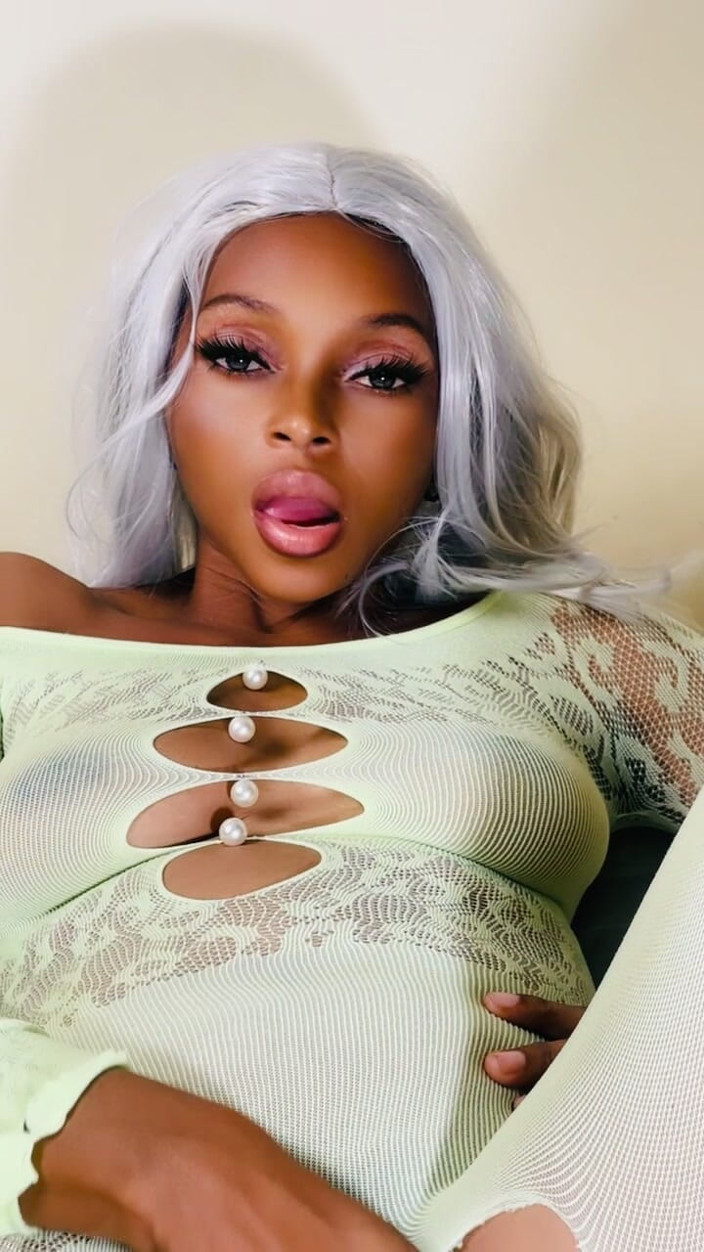 Seductive Fatuma: Park That Big Mac Truck Right in This Little Garage