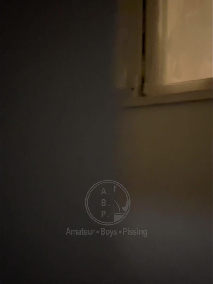 AmateurMates: Ho sorpreso questo ragazzo a pisciare davanti alla mia finestra,...