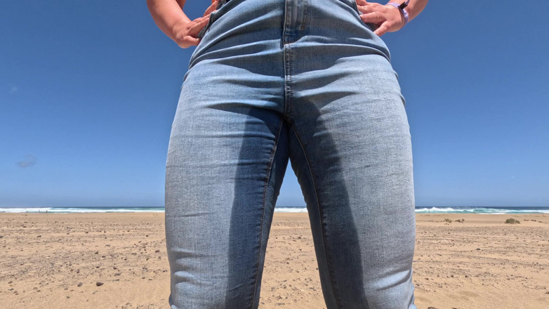 Emma Voyeur: Beach Jeans Wetting - ek aur retili bhigona