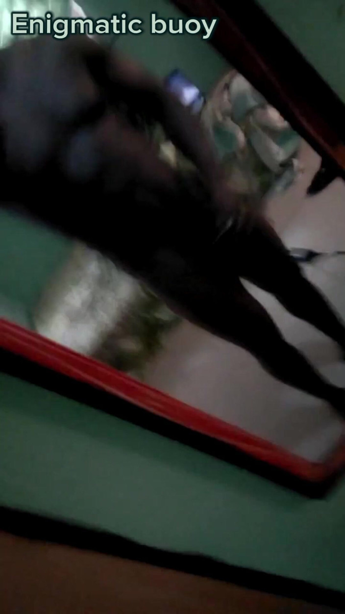 Enigmatic Buoy: Un giovane gay si masturba davanti allo specchio.