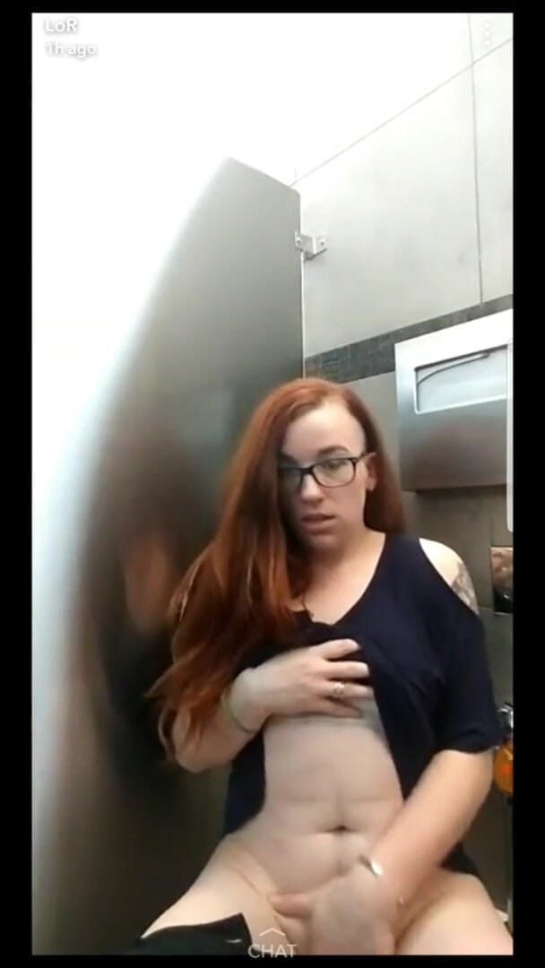 Lily O'Riley: La ragazza alt lily o'riley si masturba nel bagno dell'aeroporto