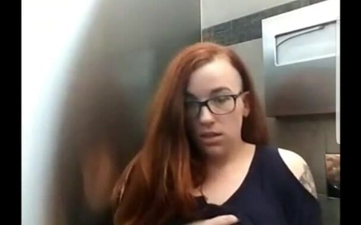 Lily O'Riley: Alternativní dívka Lily O'riley masturbace v koupelně na letišti