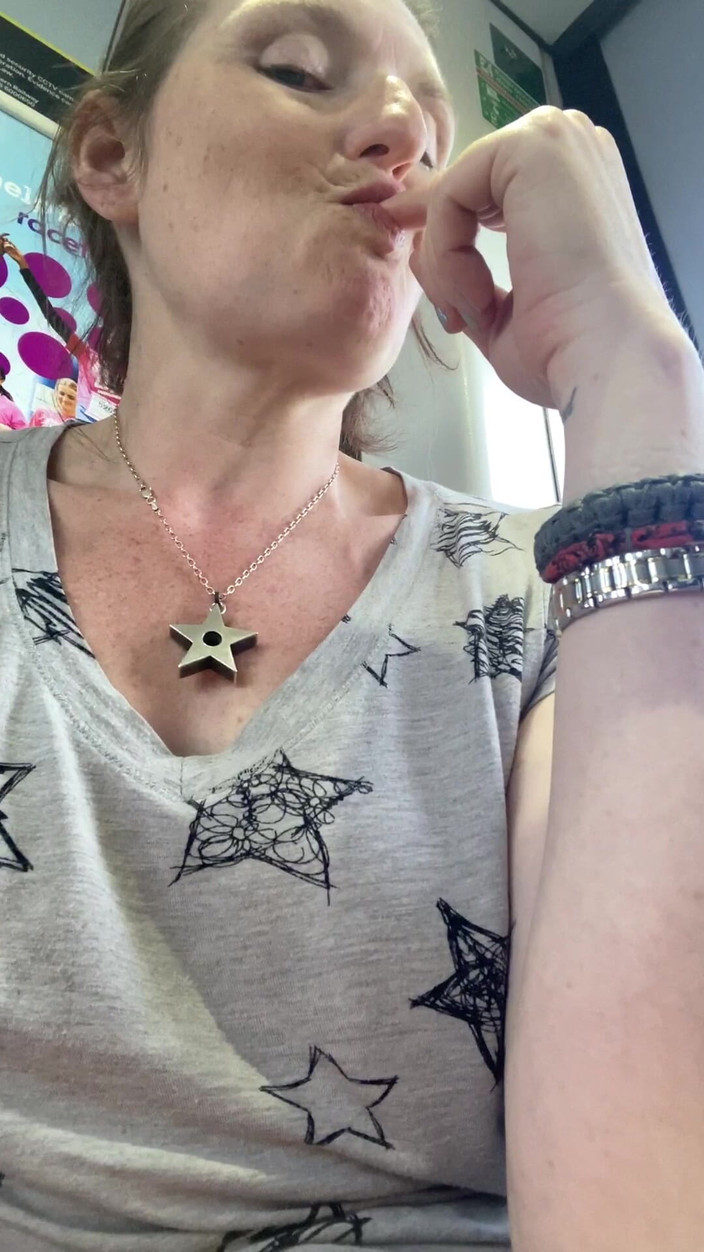 MistressWriggler: 내 손가락 냄새를 맡게 만드는 수송에서 즐기는 보지 N Pubes!