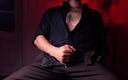 Noel Dero: Przystojny Noel Dero w seksownej koszuli i spodniach szarpie się...