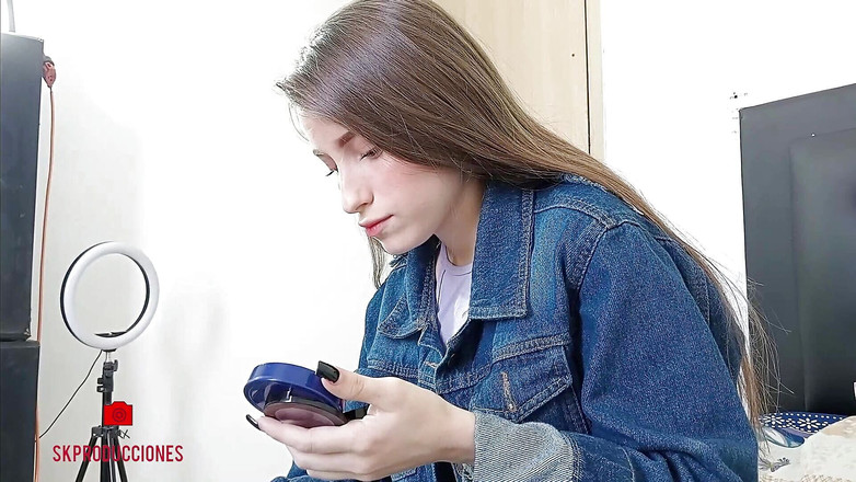 skpro_: Min styvsyster sminkar för ett viktigt datum och jag knullar...