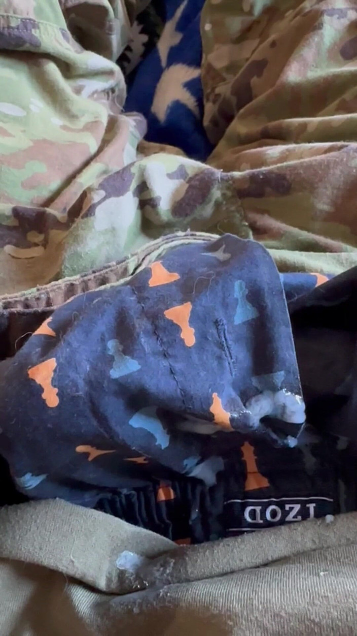 Gay Soldier Stuff: Il soldato dell'esercito in uniforme si masturba e spara sperma...