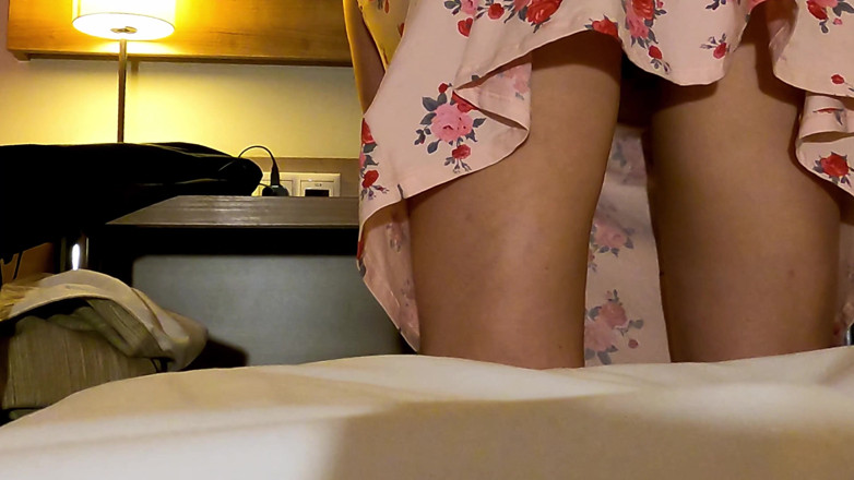 Leon Lambert Girls Twerk Parties CFNM: Без трусиків літня сукня, гаряча дівчина нахиляється