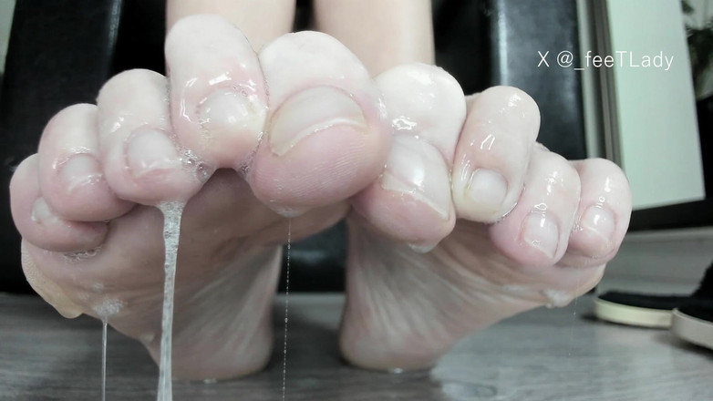 Feet lady: Un grande sputo