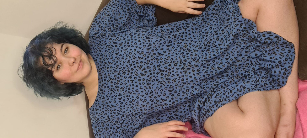 Dramatic Dumpster Fire: 超衣胖美女挑逗和吮吸手指