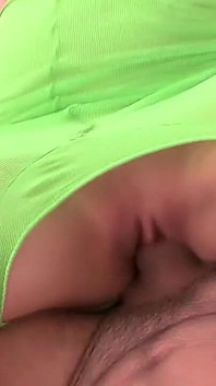 La miLF in un collant verde vince un grosso cazzo