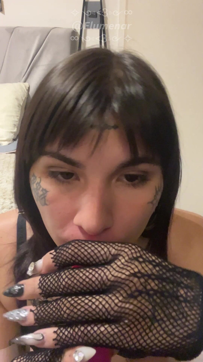 Flumenar: 핑크 딜도 핫한 문신 트랜스 소녀