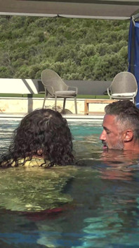 În culise, o mamă sexy complet naturală Julia North Underwater Soft în piscină