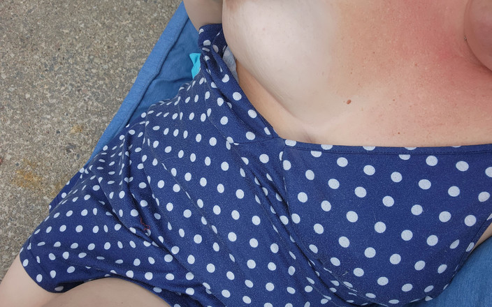 Dainty Deviant: Patio Playtime - горячая милфа выдвигается и играет на улице, пока автомобили едет мимо