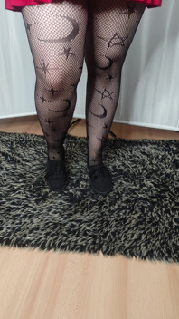 [4k] Ciorapi cu model și Mini Fustă Roșie