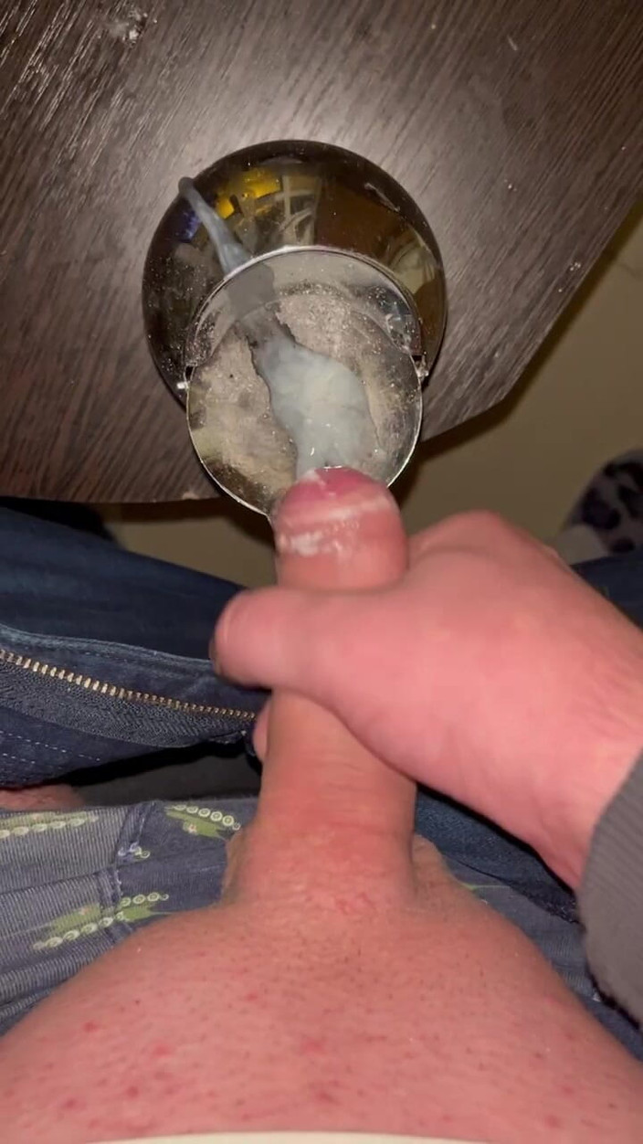 Young cum: Seorang lelaki melancap zakarnya di Balkoni dan merakamnya secara dekat.