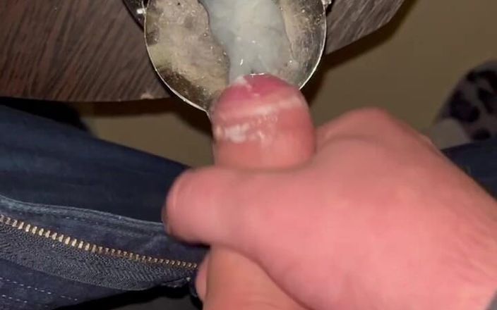 Young cum: 一个男人在阳台上自慰他的阴茎，并拍摄它特写。
