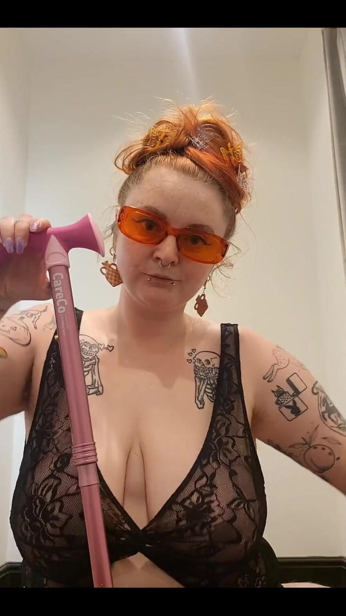 Bunny Royle: Moi et mon nouveau bâton de marche rose mignon.