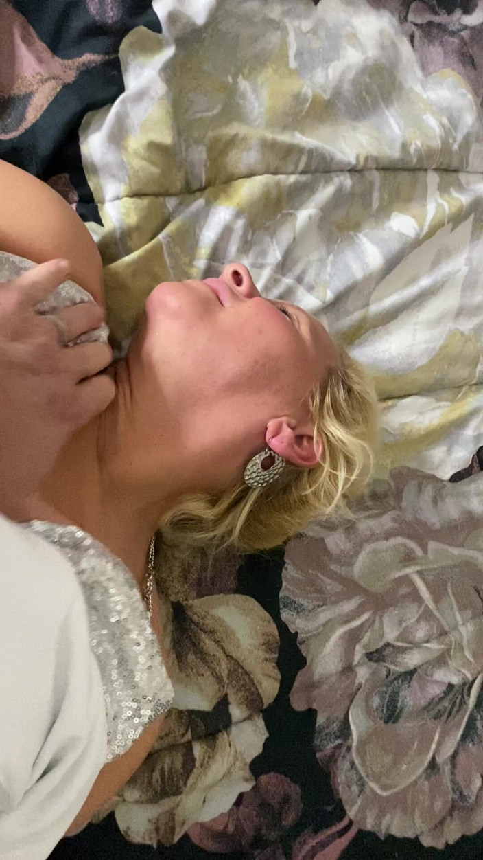 Sexy play girl studio: Špinavá MILFka je nadržená před párty