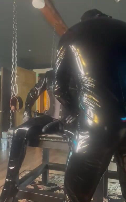 Chiron: Gasmask dungeon wanking và tôn thờ với U37722496