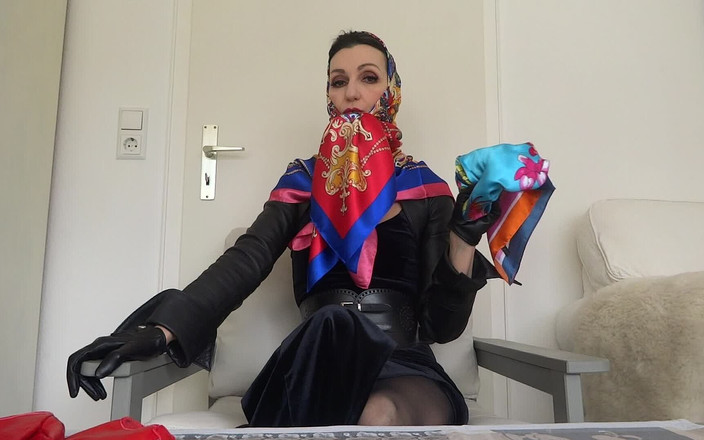 Lady Victoria Valente: Scarf Queen: Vystříkej se na můj saténovou šátku a lízej ho...
