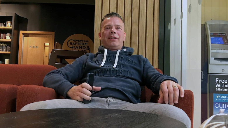 NakedFoxx: Ho osato masturbarsi in una caffetteria trafficata - una sborrata pubblica...