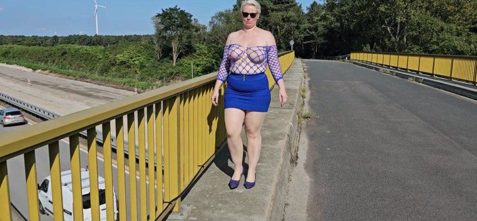 UserBitch1: Showing off My Boobs on the Bridge