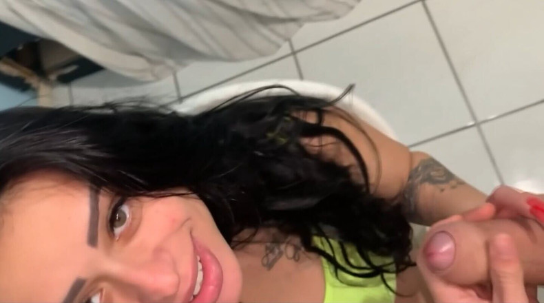 Camila Vegas: Vecino travieso entró a mi oficina, me tomó un trago...