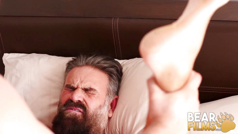 Bear Films: BEARFILMS - ung Adam Jones knullar pappabjörnen Alfer Cuero