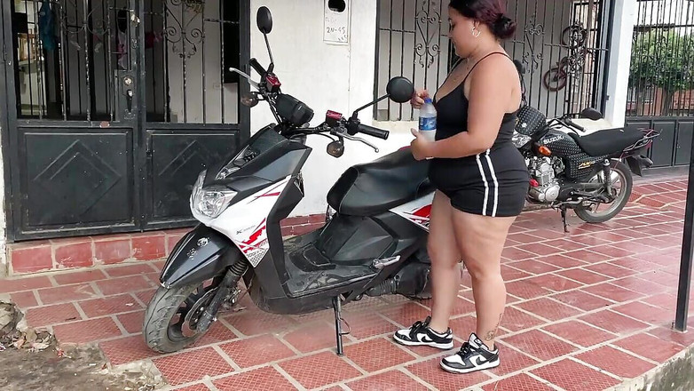 ROUS: 锻炼后，我的继兄弟欢迎我，他的奶子在我的奶子上结束