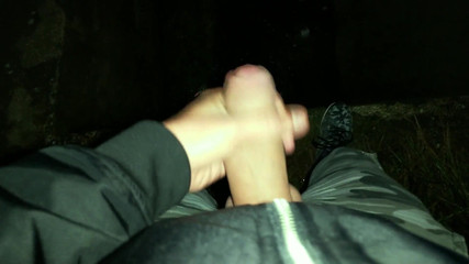 Idmir Sugary: 夜间射精到河运河 - 穿着迷彩裤