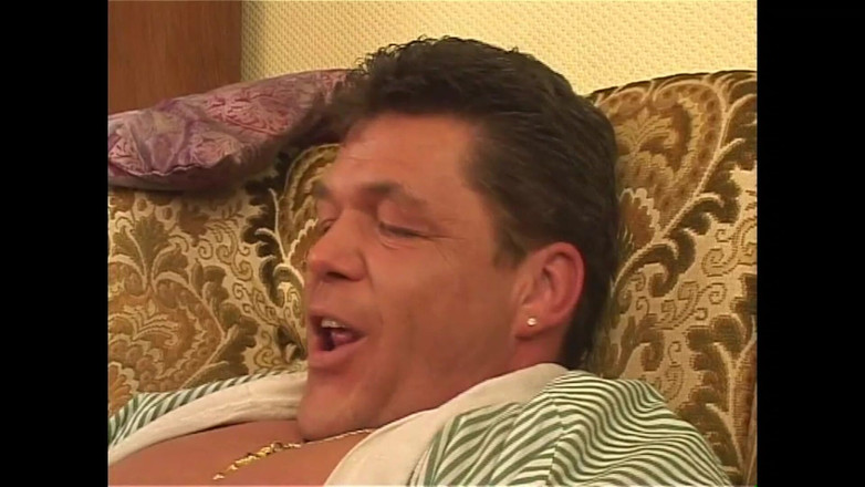 Deutschland porn: 젖탱이를 가지고 노는 수줍은 소녀