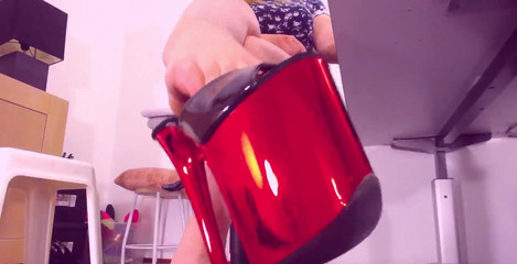 Nylon fetish 4u: Повзай під моїм столом, суко! Приготуйте язик до мене, твій язик повинен бути завжди готовий