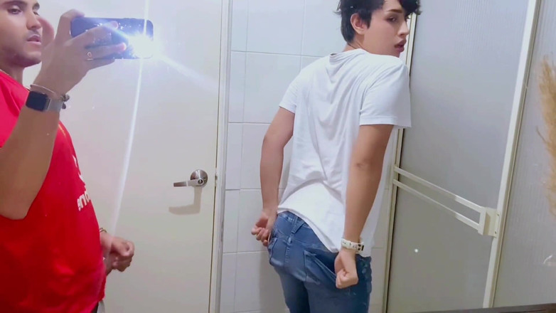 Dilan Castro: Pesepakbola straight melucuti kondomnya untuk ngentot pantat bahenolku dan crot...