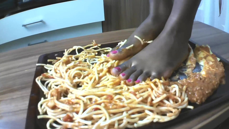 Femdom Austria: Italienische sklavin bekommt sein essen: spaghetti und lasagne aus schwarzen...