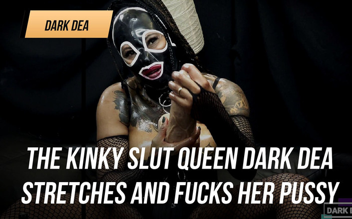 Dark Dea: The kinky slut queen "Dark Dea" stretches and fucks her pussy...