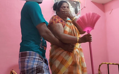 Mathvan: Brincando com os peitos grandes e a buceta da minha...