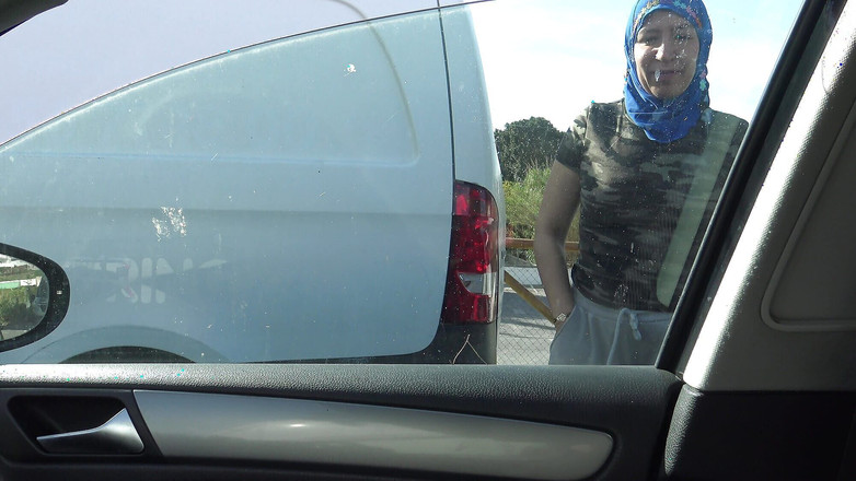 Souzan Halabi: Puta argelina folla en coche en el estacionamiento de Mcdonald's...