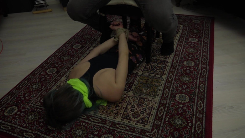 Restricting Ropes: Luna Grey - sandalyenin altında bağlı