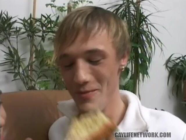 Gay Life Network: ट्विंक्स भोजन पर नाश्ता और एक दूसरे