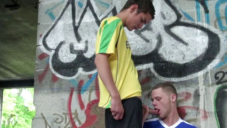 AMATOR PORN MADE IN FRANCE: Tan sexy twinks jóvenes futbolistas follando al aire libre
