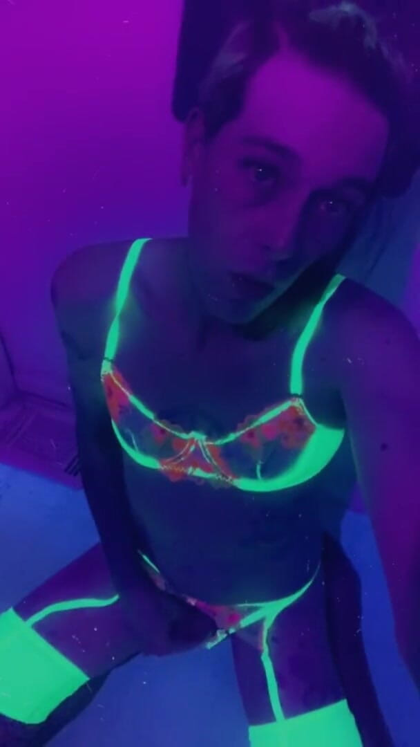CarmenMelatonin: Pretty rave girl ready to party