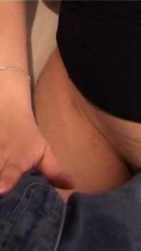 Une femme mature masquée excitée suce une bite à genoux qui éjacule sur ses gros seins