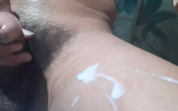 Che: Sborrata in bagno un uomo indiano che fa una sega...