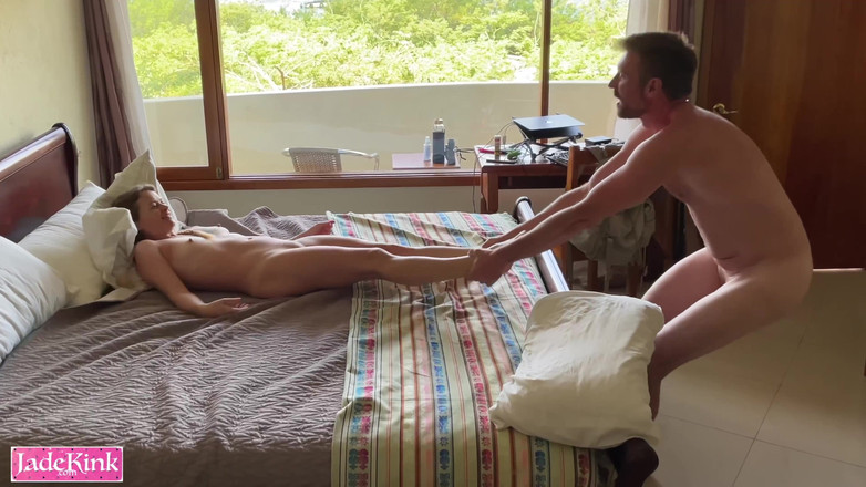 Jade Kink: Sexo apaixonado na cozinha e quarto casal real