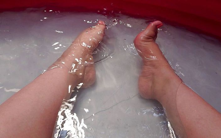 Dana Dom: Leker i vattnet mith mina fötter