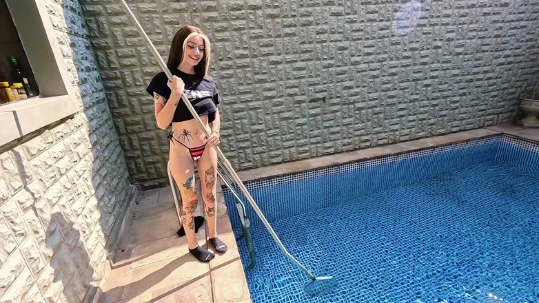 QroZne Studios: Zne Taboo - 继妹在游泳池里帮忙[完整场景