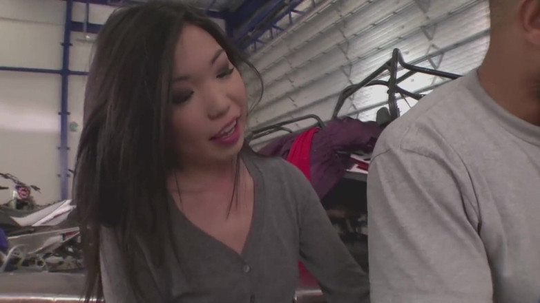 Asian Mature Climax: Anální trojka s černým ptákem